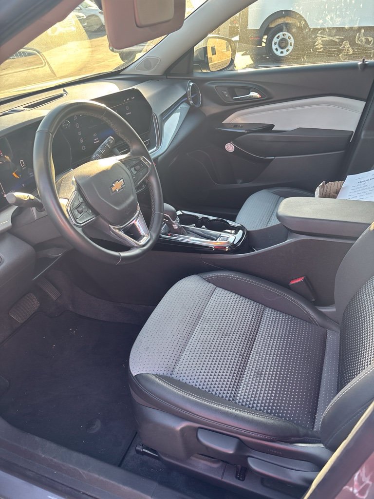 Used 2025 Chevrolet Trax LT w/ LT Convenience Package FWD image 9