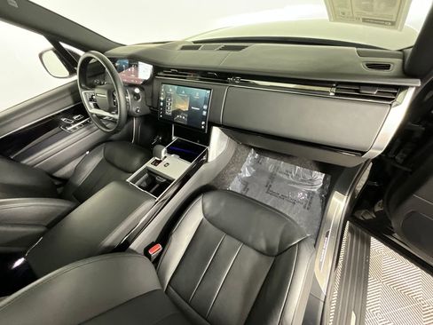 Certified 2024 Land Rover Range Rover SE image 19