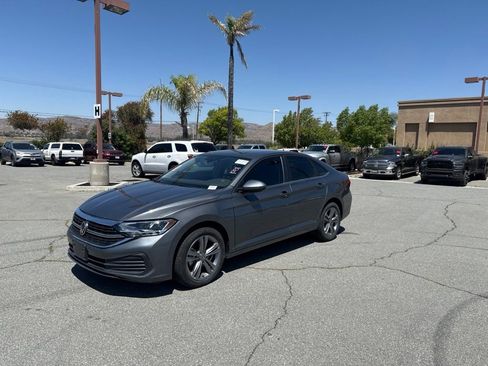 Used 2024 Volkswagen Jetta SE FWD image 4