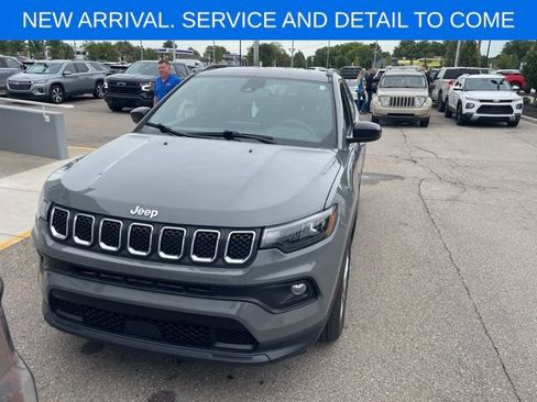 Used 2024 Jeep Compass Latitude AWD/4WD image 1
