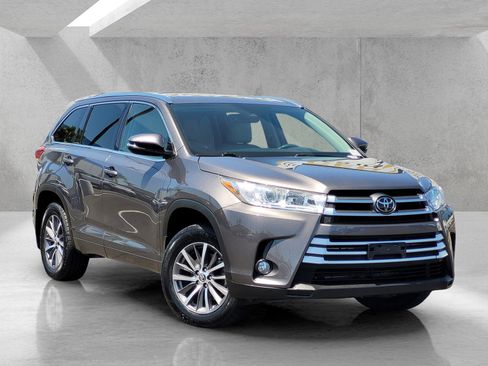Used 2017 Toyota Highlander XLE AWD/4WD image 1