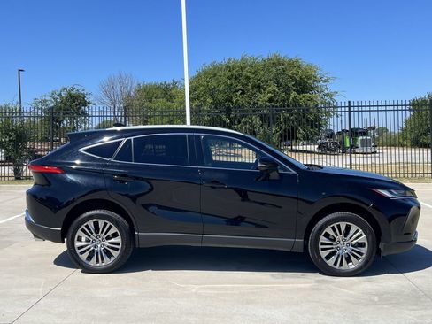 Used 2023 Toyota Venza XLE AWD/4WD image 3