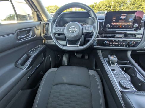 Used 2025 Nissan Pathfinder SV AWD/4WD image 16