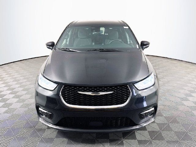 Used 2023 Chrysler Pacifica Touring FWD image 2
