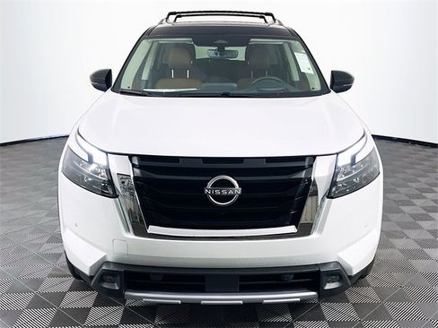 New 2025 Nissan Pathfinder Platinum image 3