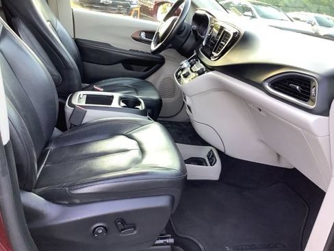 Used 2018 Chrysler Pacifica Touring-L Plus FWD image 24