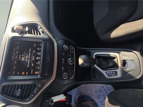 Used 2017 Jeep Cherokee Latitude image 29