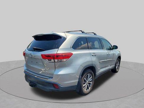 Used 2019 Toyota Highlander XLE AWD/4WD image 14