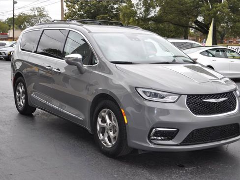 Used 2022 Chrysler Pacifica Limited image 2
