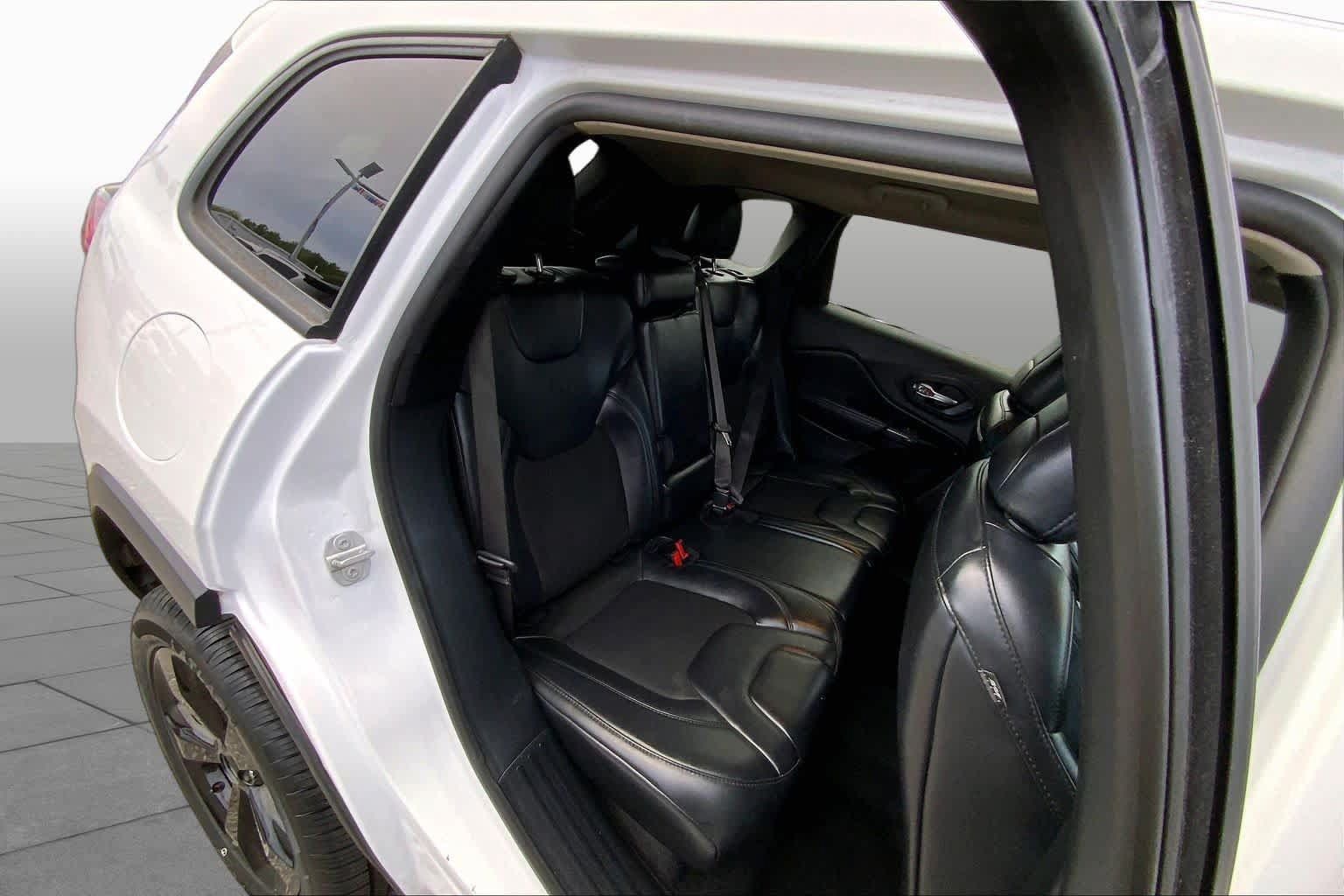Used 2020 Jeep Cherokee Latitude Plus FWD image 16