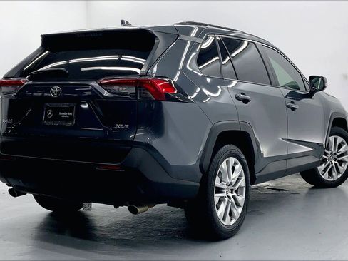 Used 2019 Toyota RAV4 XLE Premium FWD image 4