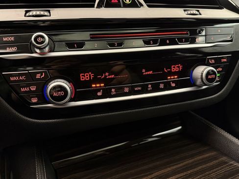 Used 2019 BMW M550i xDrive image 33