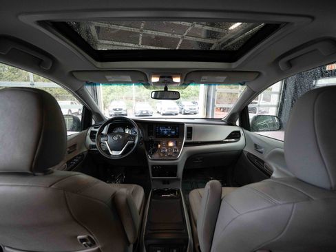 Used 2017 Toyota Sienna XLE Premium image 19
