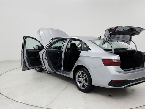Used 2024 Volkswagen Jetta SE FWD image 10