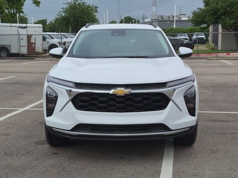 Used 2025 Chevrolet Trax LT FWD image 2