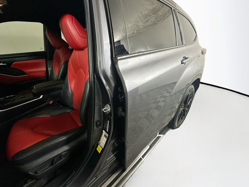 Used 2023 Toyota Highlander XSE FWD image 12