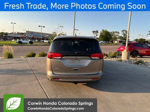 Used 2017 Chrysler Pacifica Touring FWD image 12