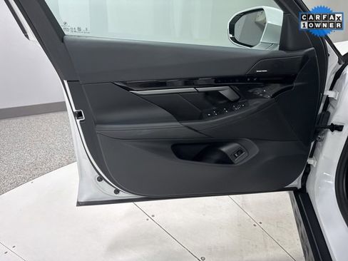 Used 2025 BMW 530i xDrive w/ Premium Package image 12