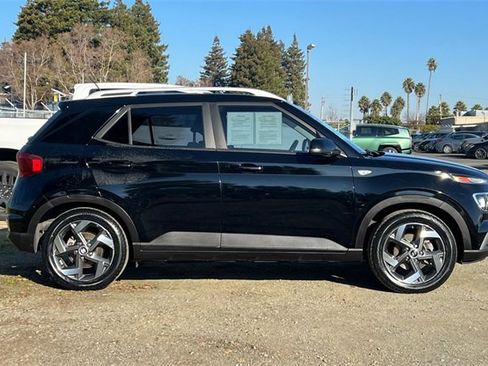 Used 2023 Hyundai Venue SEL image 3