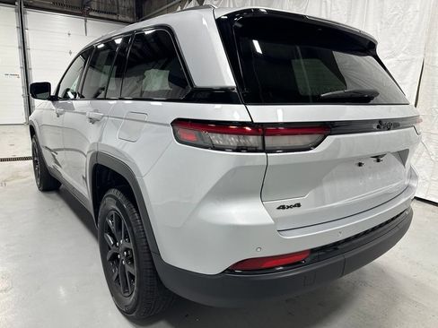 Used 2025 Jeep Grand Cherokee Altitude AWD/4WD image 5