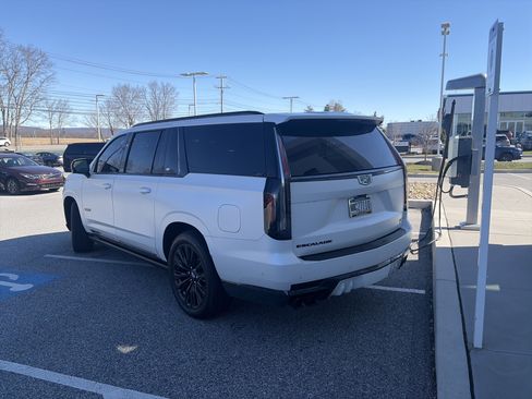 Used 2023 Cadillac Escalade ESV V w/ LPO, ONYX Package image 6