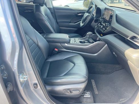 Used 2023 Toyota Highlander XLE image 19