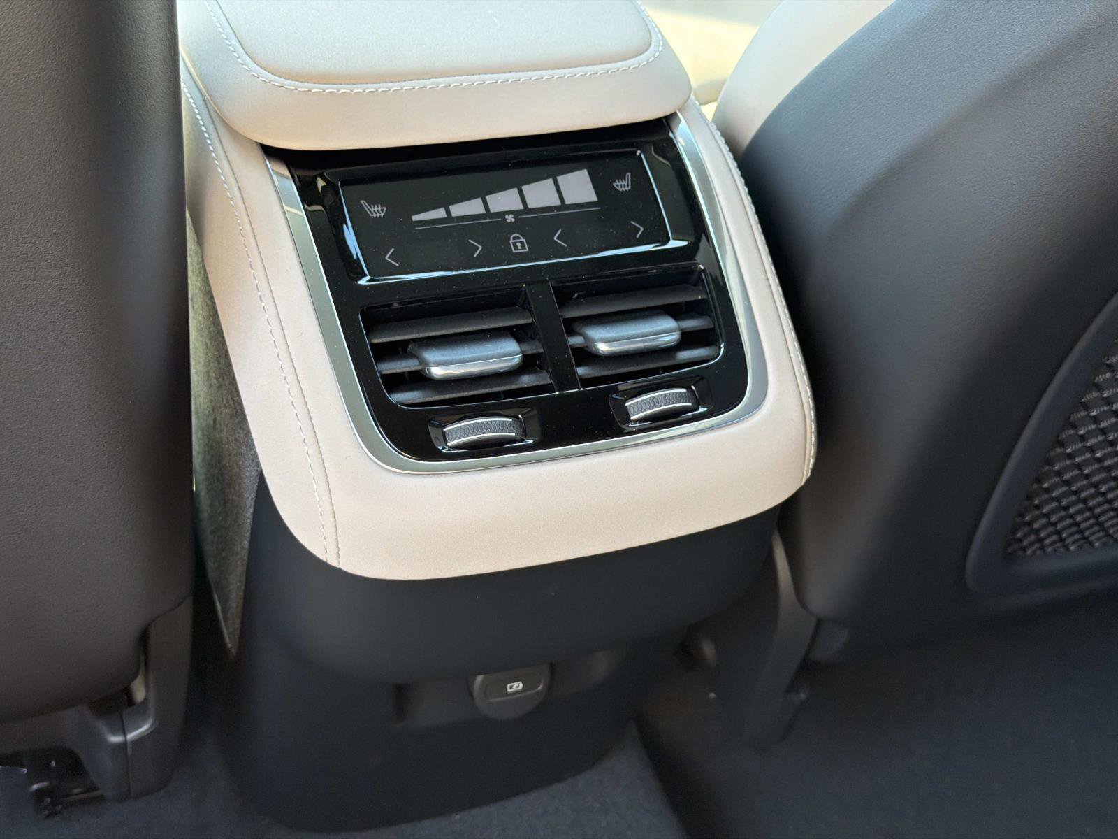 New 2027 Volvo XC90 B6 Plus AWD/4WD image 10