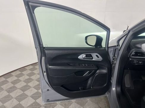 Certified 2025 Chrysler Pacifica Limited FWD image 18