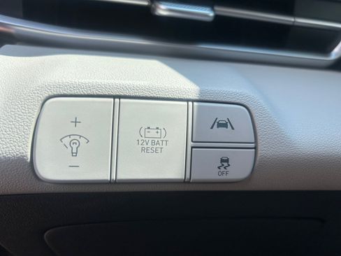Used 2023 Hyundai Elantra Limited FWD image 25