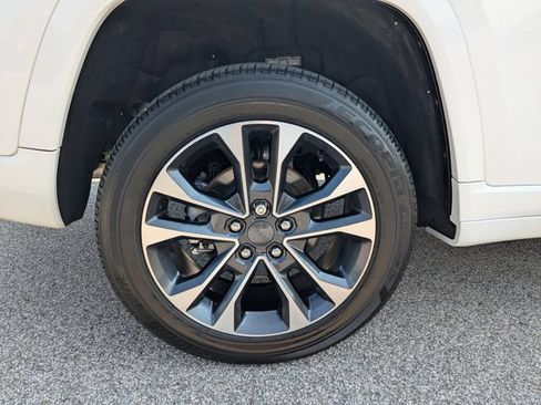 Used 2025 Jeep Grand Cherokee Overland AWD/4WD image 17