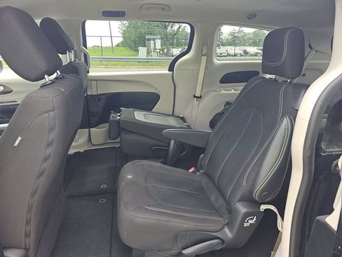 Used 2023 Chrysler Voyager LX FWD image 17