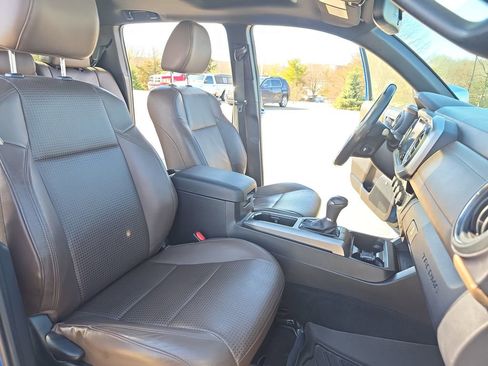 Used 2016 Toyota Tacoma Limited image 10