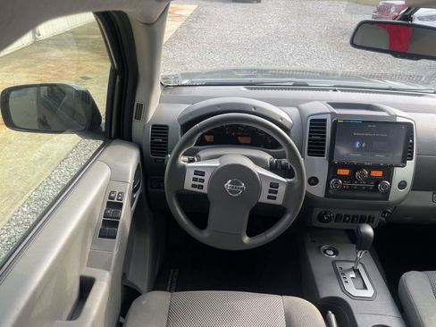 Used 2021 Nissan Frontier SV w/ Midnight Edition Floor Mats image 11