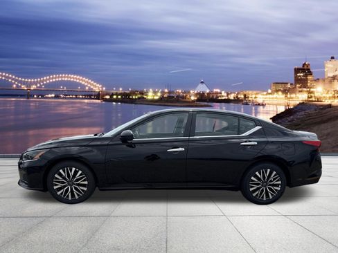 Used 2025 Nissan Altima 2.5 SV FWD image 2