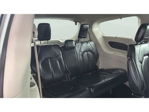 Used 2022 Chrysler Pacifica Touring-L FWD image 16