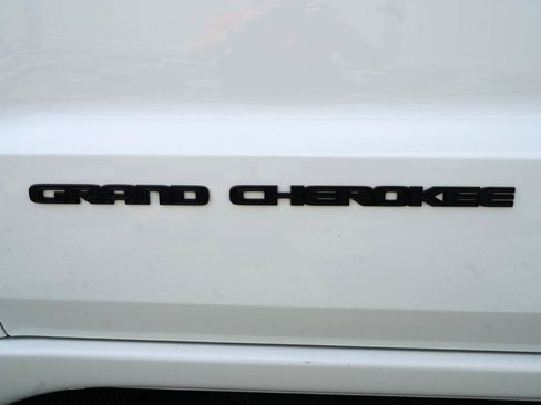 Used 2019 Jeep Grand Cherokee Altitude AWD/4WD image 38