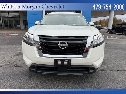 Used 2022 Nissan Pathfinder SV image 2