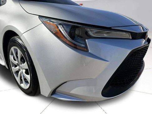 Used 2020 Toyota Corolla LE FWD image 11