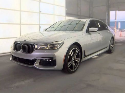 Used 2018 BMW 750i w/ Executive Package RWD image 2