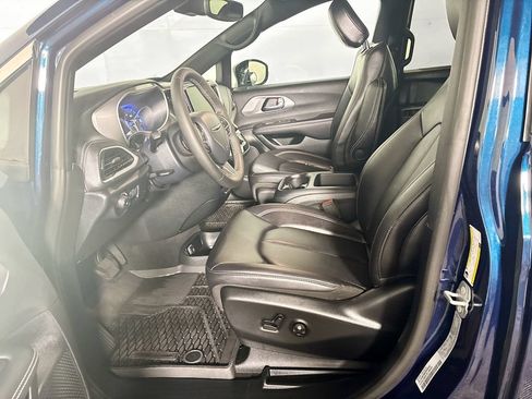 Certified 2025 Chrysler Pacifica Select AWD/4WD image 12