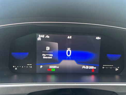 Used 2022 Volkswagen Tiguan SE w/ Panoramic Sunroof Package image 8