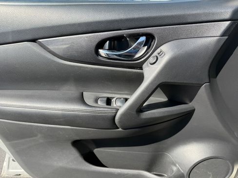 Used 2017 Nissan Rogue SV image 32