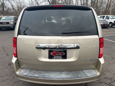 Used 2009 Chrysler Town & Country Touring image 6
