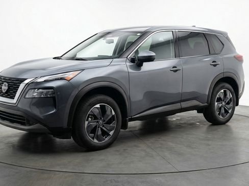 Used 2025 Nissan Rogue SV AWD/4WD image 3