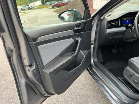 Used 2025 Volkswagen Jetta SE FWD image 5