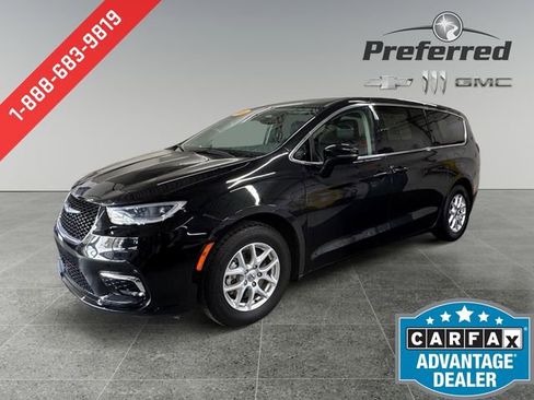 Used 2023 Chrysler Pacifica Touring-L FWD image 11