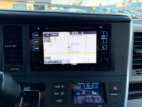 Used 2017 Toyota Sienna XLE Premium image 38