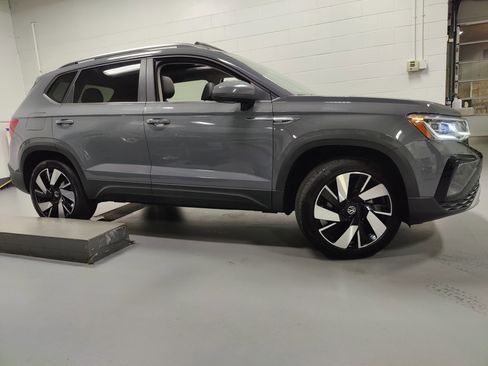 Used 2024 Volkswagen Taos SEL image 3