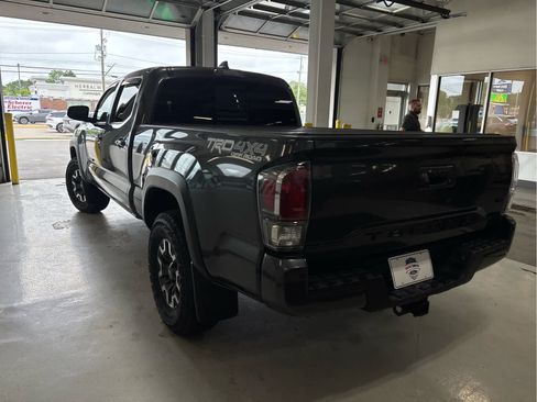 Used 2022 Toyota Tacoma TRD Off-Road w/ TRD Premium Off Road Package AWD/4WD image 4