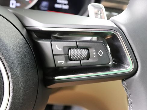 Used 2025 Porsche Macan image 36